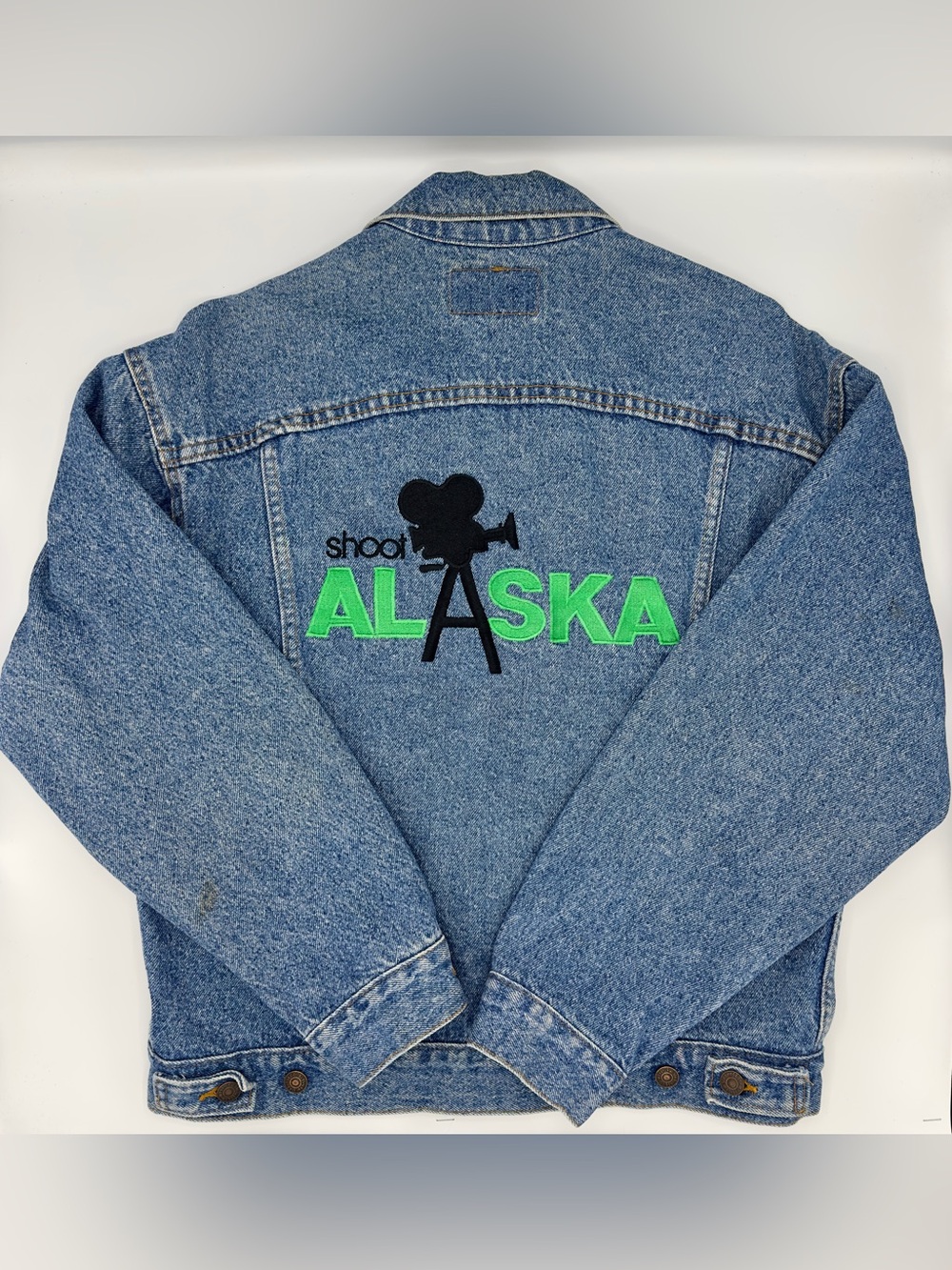 Vintage 80s Levi’s 70507 Denim Trucker Jacket Shoot Alaska Film Logo Small - Picture 2 of 14